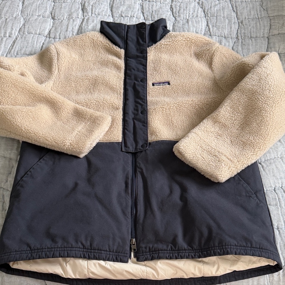Patagonia W’s Tan and Navy Fleece Jacket